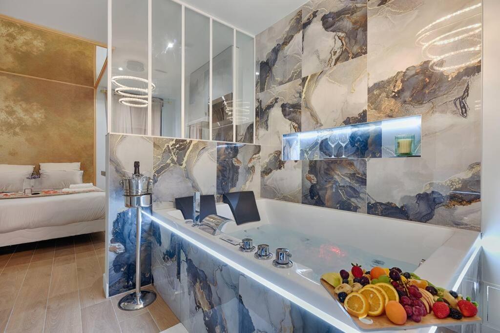 Welcome To Dubai / Jacuzzi